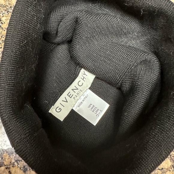 Stylish Black Knit Beanie with Logo - Picture 3 of 3